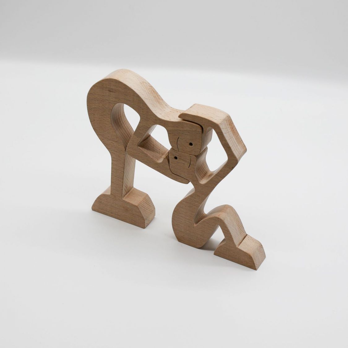 Tedere kusjes voor dit houten koppel