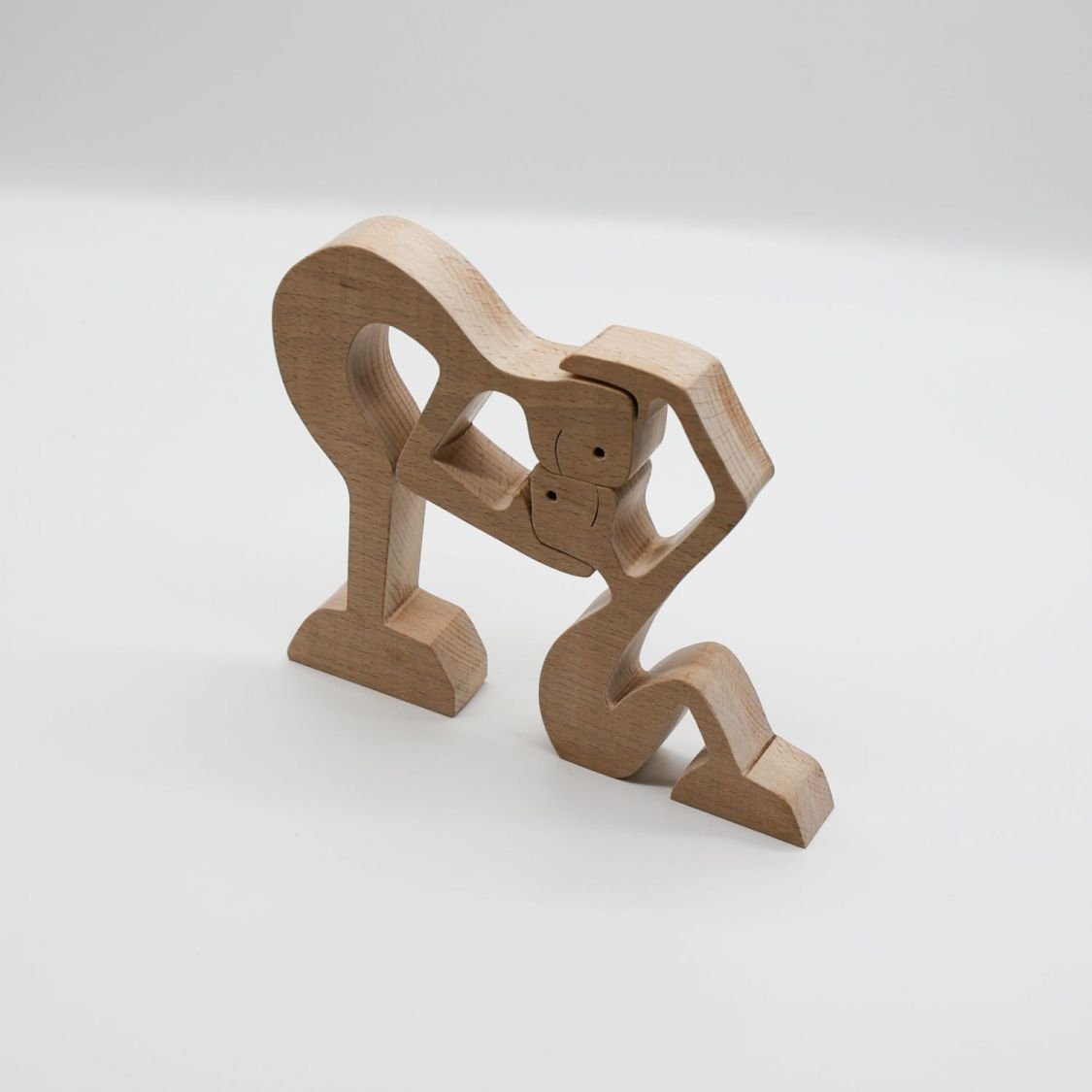 Tedere kusjes voor dit houten koppel