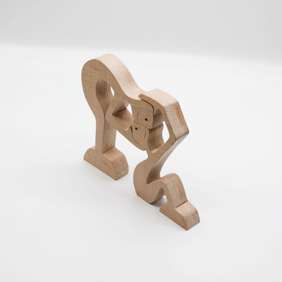 Tedere kusjes voor dit houten koppel