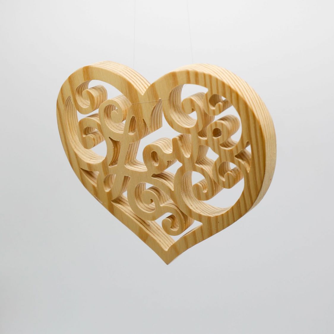 Opengewerkt hart met het woord LOVE uitgeknipt