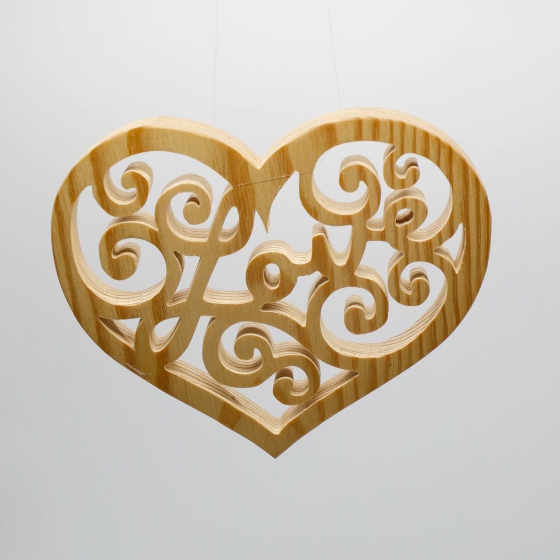 Opengewerkt hart met het woord LOVE uitgeknipt