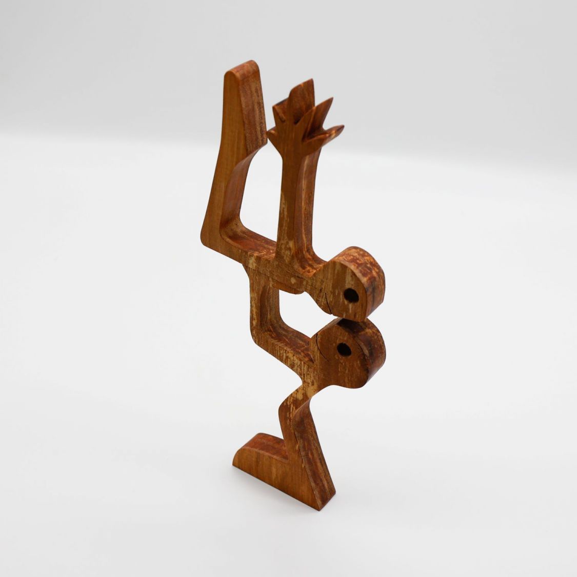 Balancerend paar in massief hout