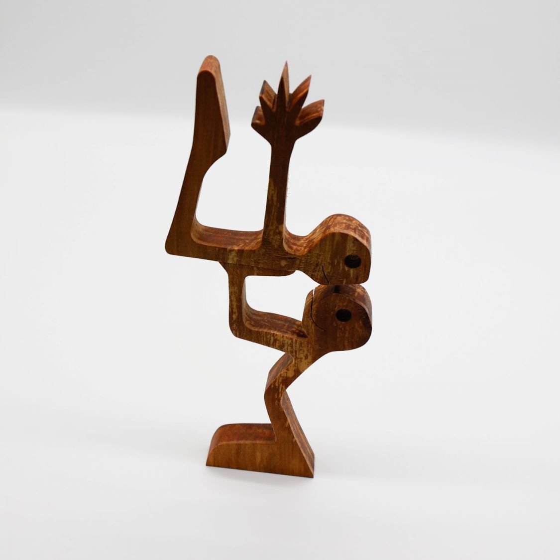 Balancerend paar in massief hout