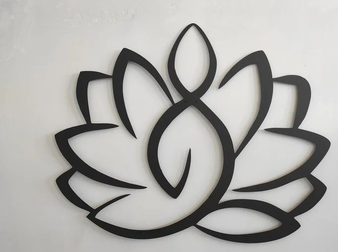 Zittende vrouw in lotus (klein formaat)
