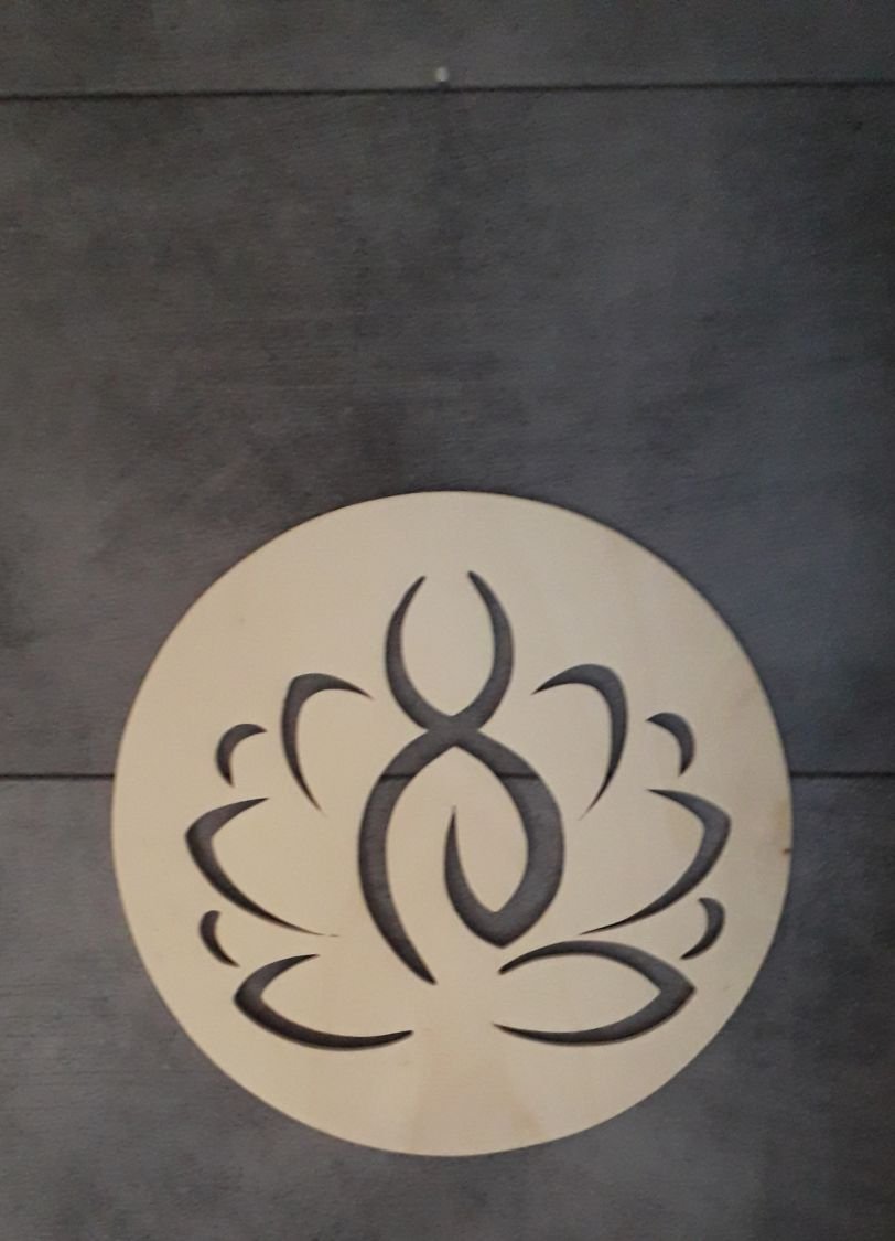 Yogini zittend op haar lotus