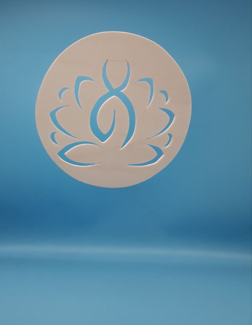 Zittende vrouw in lotus (klein formaat)