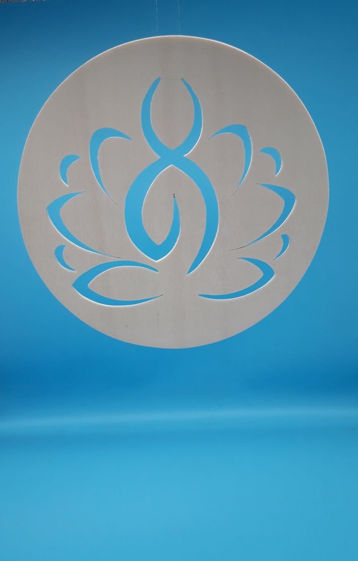 Yogini zittend op haar lotus
