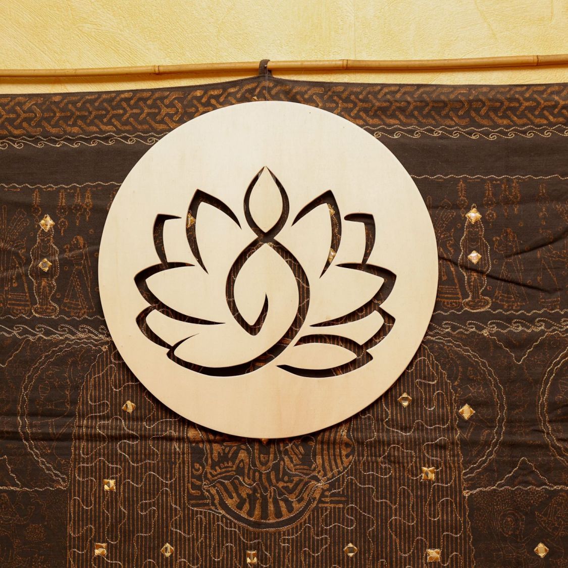 Vrouw en uitgesneden lotus (groot formaat)