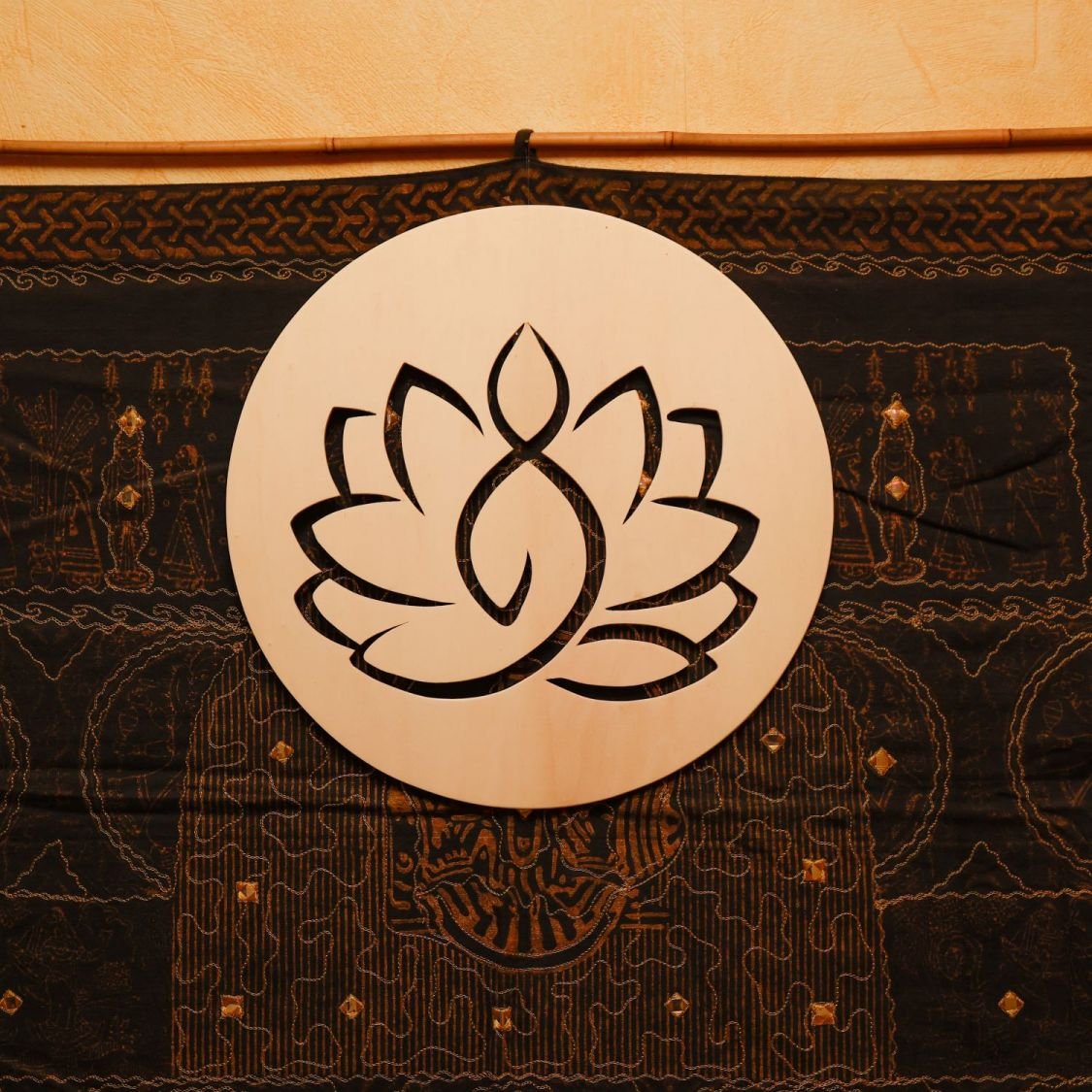 Vrouw en uitgesneden lotus (groot formaat)