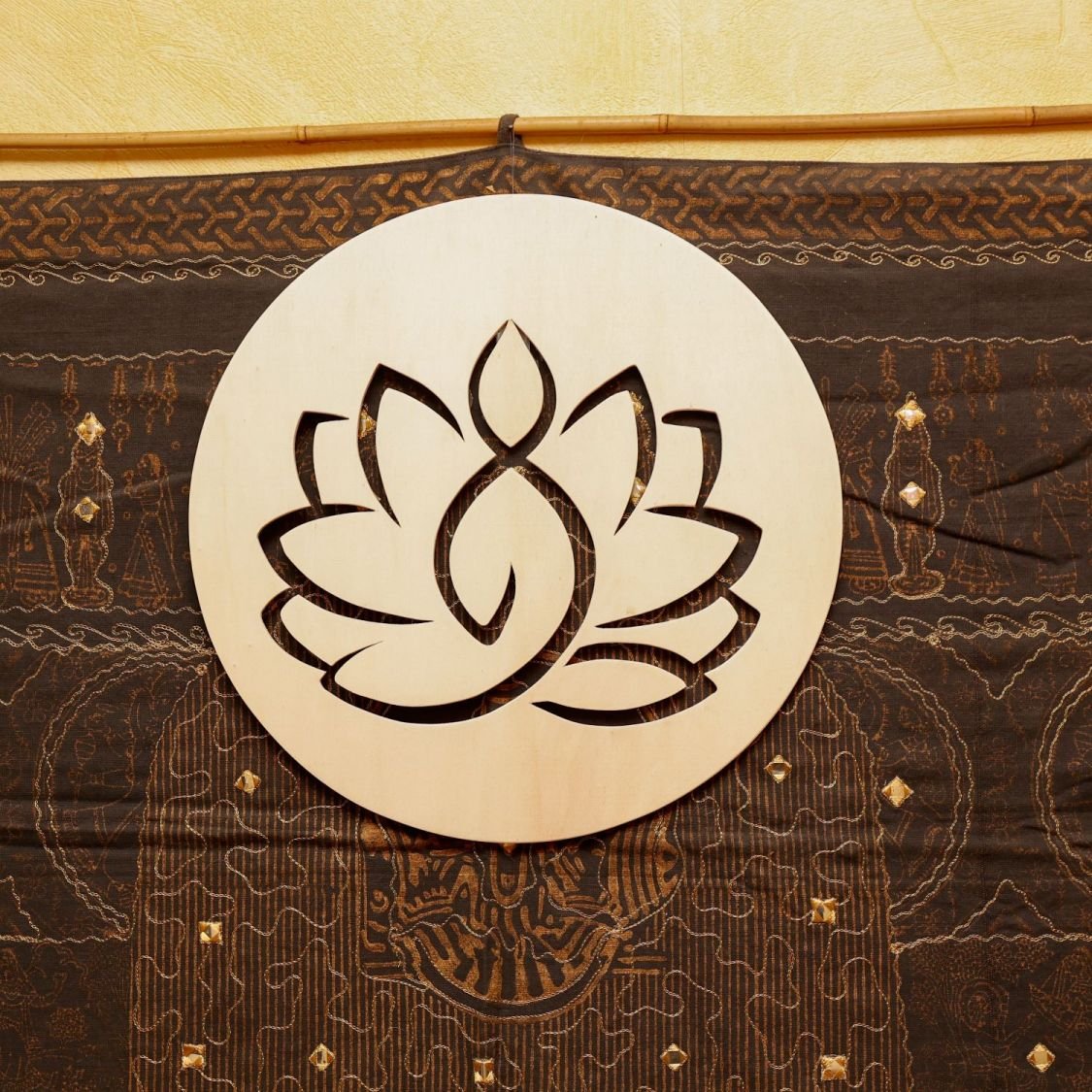 Vrouw en uitgesneden lotus (groot formaat)