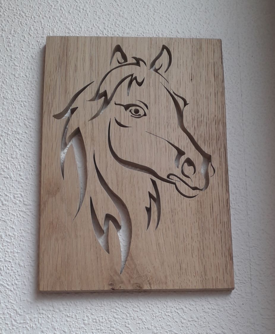 Gestileerd paardenhoofd, gesneden uit een eikenhouten paneel