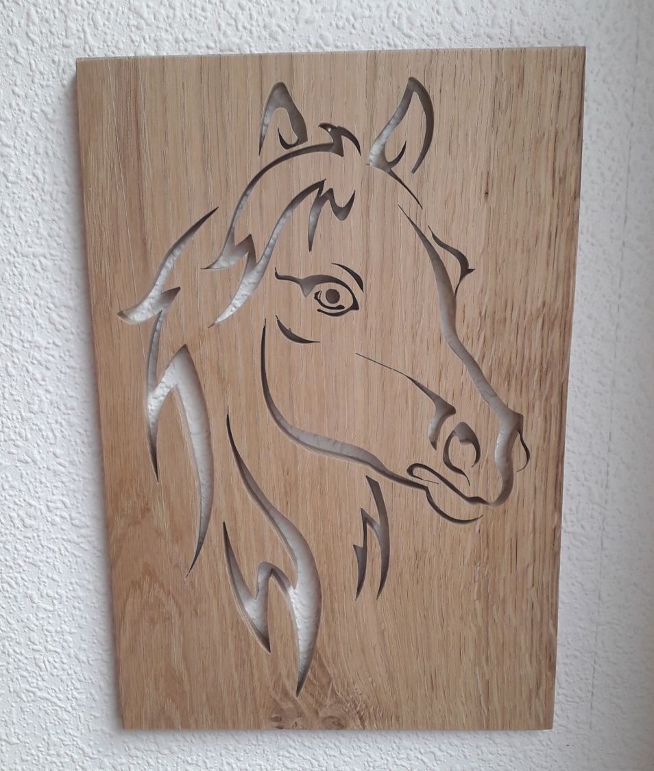 Gestileerd paardenhoofd, gesneden uit een eikenhouten paneel