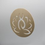 Zittende vrouw in lotus (klein formaat)