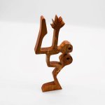 Balancerend paar in massief hout