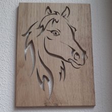 Gestileerd paardenhoofd, gesneden uit een eikenhouten paneel