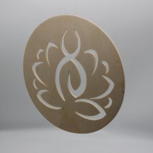 Yogini zittend op haar lotus