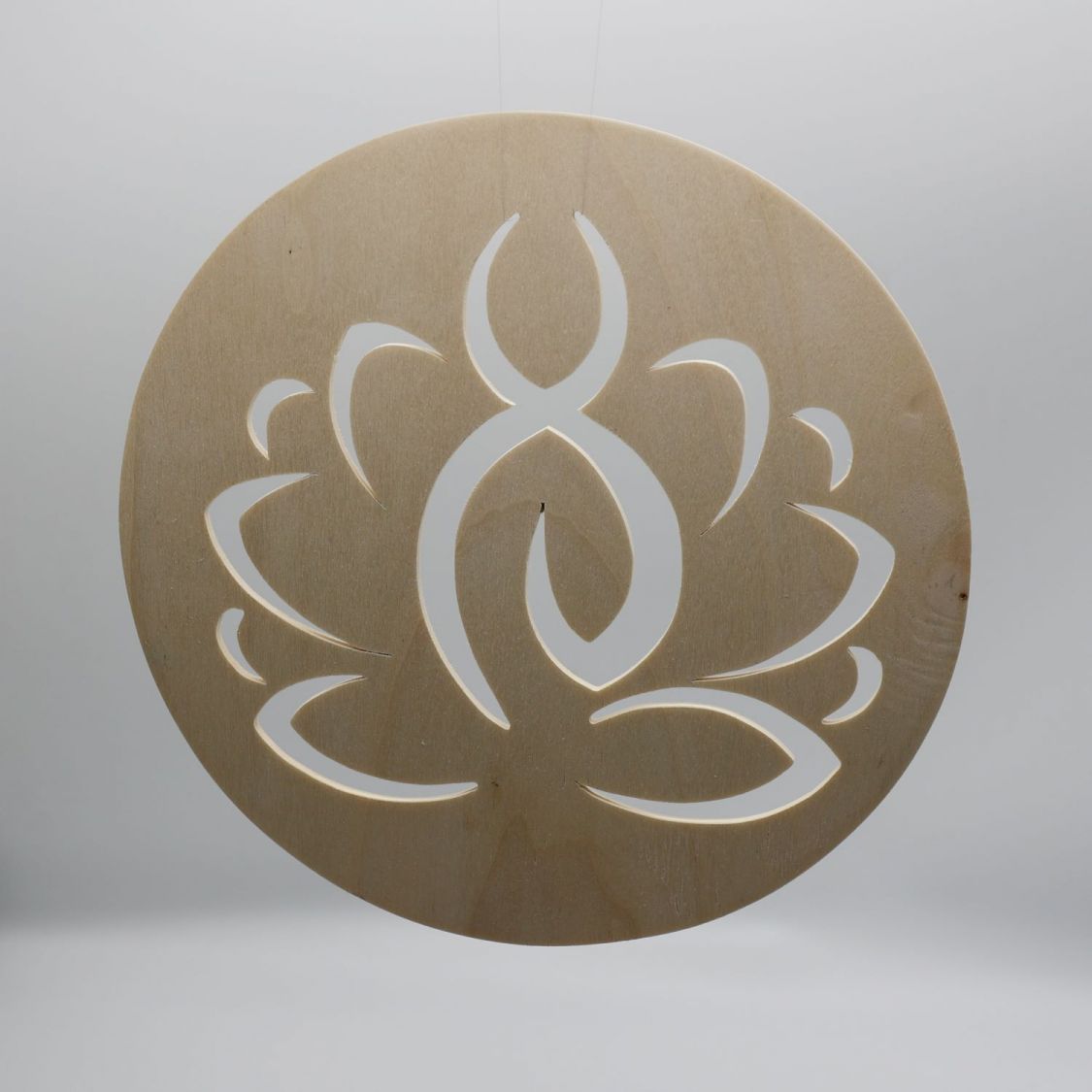 Yogini zittend op haar lotus