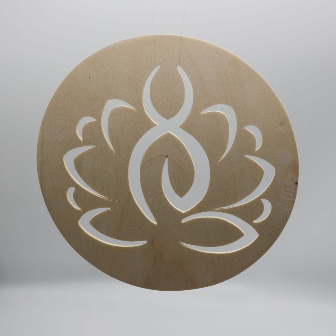 Yogini zittend op haar lotus