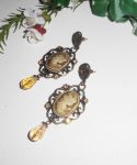 Bruine camee oorbellen met Swarovski kristal