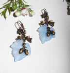 Blauwe bladoorbellen met strikjes en hazelnoten