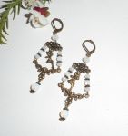 Fee en witte kristallen kwast oorbellen op bronzen dwarsliggers