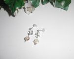 Oorbellen met bruine parelmoer parels aan 925 sterling zilveren knopjes