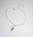 Originele armband/enkelketting met parelmoer veer en parels op 925 zilver