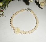 Parels en roos armband in ruwe gorgon op zilveren sluiting