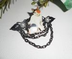 Kattenbroche met emaille parels en zwarte ketting