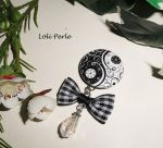Broche van vrede en liefde met kristallen strik en druppel