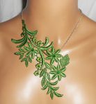 Ketting in fijn groen borduurwerk met bloemmotief en kristal aan zilveren ketting