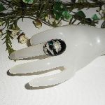 Cabochon ring met beige zwarte glazen stolp