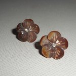 Oorbellen met bruine parelmoer bloem, zilver 925