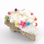 Veelkleurige stenen armband met roze zeesterren