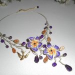 Luchtige ketting met hibiscusbloemen en paarse kristalkralen