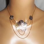 Parelmoer bloemenketting met gouden ketting