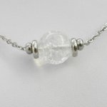 Solitaire ketting met ronde bergkristalsteen en roestvrijstalen kralen