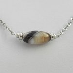 Solitaire ketting met buis agaat steen en roestvrij stalen kralen
