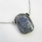 Solitaire ketting met blauwe rechthoekige sodalietsteen en roestvrijstalen kralen
