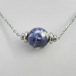 Solitaire ketting met blauwe ronde sodalietsteen en roestvrijstalen kralen