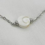 Collier solitaire avec coquillage oeil de Ste Lucie ronde et perles en acier inoxydable