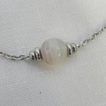 Solitaire ketting met grijze agaatsteen en roestvrijstalen kralen