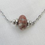 Solitaire ketting met bruine ronde jaspissteen en roestvrijstalen kralen
