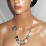 Ketting bezet met groene jaspis stenen met bloemen en dubbele rij abalone pucks