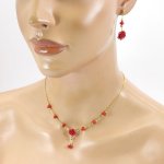 Ketting en oorbellen bezet met rode gorgonian rozen