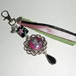 Tas/sleutelhanger sieraden met glazen kralen en camee met linten