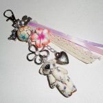 Sleutelhanger/tasjuwelen met veelkleurige bloemkralen en linten
