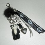 Sleutelhanger/Panda tas sieraden met zwarte nerts pompon en linten