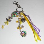 Gele poppen sleutelhanger/tas sieraden met veelkleurige kralen en linten