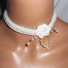 Witte bloemenketting met haakwerk op fancy vlecht geborduurd met glazen kralen